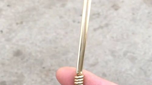 农村牛人发明简易工具,手工做出来的钥匙扣,网友表示比卖的还漂亮